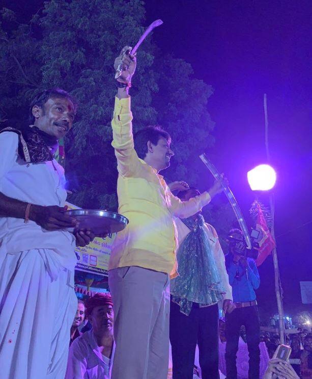 ઉલ્લેખનીય છે કે, આ અગાઉ પણ અલ્પેશ ઠાકોરના પીએ હાર્દિક ત્રિવેદી વિવાદમાં રહી ચૂક્યા છે. હાર્દિક ત્રિવેદી ઉપર ભ્રષ્ટાચાર આચરવાના પણ આરોપો પણ લગાવવામાં આવ્યા હતા.