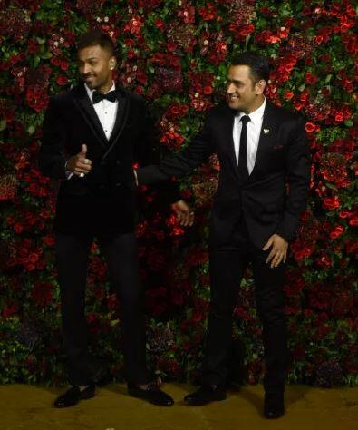 હાર્દિક પંડ્યા અને ધોની ફોટોશૂટ દરમિયાન મસ્તી કરતા જોવા મળ્યા હતા.