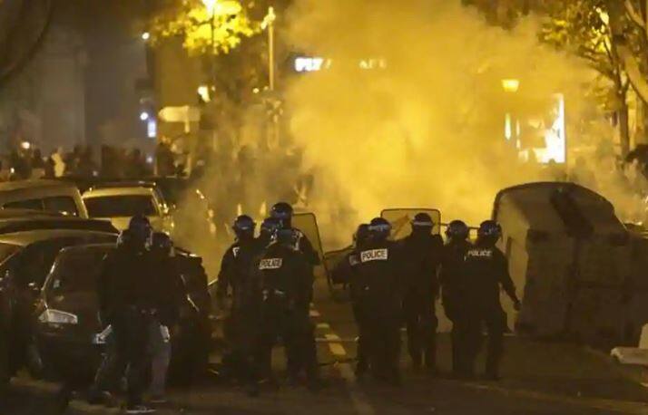 ફ્રાંસના રાષ્ટ્રપતિએ શનિવારે કહ્યું હતું કે, કોઈપણ સંજોગોમાં હિંસા સાંખી લેવામાં નહીં આવે. દેખાવકારો વિરુદ્ધ કડક કાર્યવાહી કરવામાં આવશે. ફ્રાંસમાં ઈંધણની કિંમતમાં થઈ રહેલા વધારાનો વિરોધ કરી રહેલા લોકો શુક્રવારે હિંસા પર ઉતરી આવ્યા હતા.