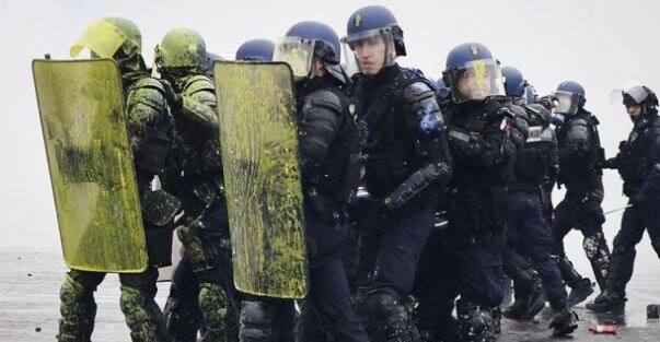 પેરિસમાં મોટી સંખ્યામાં લોકો પીળા રંગના જેકેટ પહેરીને પ્રદર્શન કરી રહ્યા છે.