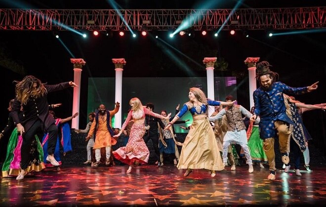ઉલ્લેખનીય છે કે પ્રિયંકા ચોપરા અને નિક જોનાસની મહેંદી અને સંગીત સેરેમનીની તસવીરો પણ સામે આવી હતી. આ તસવીરોને ખુદ દેશી ગર્લે તેના સોશિયલ મીડિયા પર શેર કરી હતી.