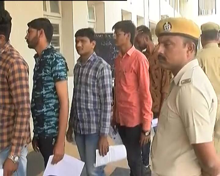 નોંધનીય છે કે ગઇકાલે લોક રક્ષકદળની 9,713 બેઠકો માટેની લેખીત પરીક્ષાનું પેપર ફૂટી જતાં પરીક્ષા રદ કરવામાં આવી હતી. ગુજરાત સરકાર માટે બનેલી વધુ એક શરમજનક ઘટનામાં રાજ્યભરમાંથી 9 લાખ જેટલા વિદ્યાર્થીઓ પરીક્ષા આપે તેના થોડા જ કલાકોમાં પરીક્ષા રદ કરાઇ હતી. 