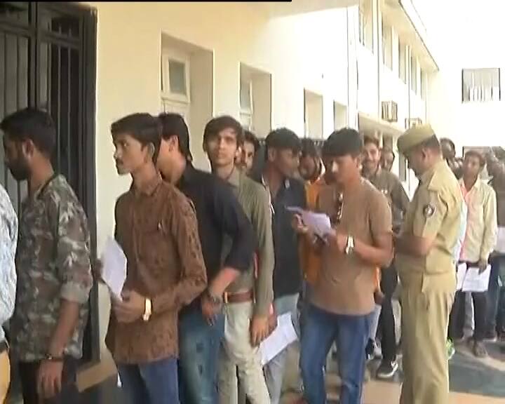 આ મામલે સીઆઇડી ક્રાઇમે બાયડના અરજણવાવના મનહર પટેલની અટકાયત કરી હતી. અગાઉ ટેટના પેપર લીકમાં તેનું નામ  સોશિયલ મીડિયા પર વાયરલ થયુ હતું. મનહર પટેલનું નામ અગાઉ પણ પેપરલીકમાં આવી ચૂક્યું છે. ગાંધીનગરમાં ઉચ્ચ અધિકારીઓ સાથે મનહર પટેલનો ધરોબો હોવાનું કહેવામાં આવે છે. 