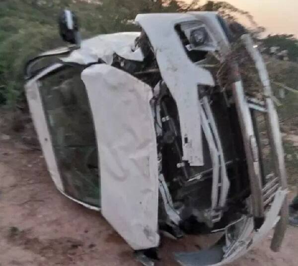 કચ્છનાં ભચાઉ-ભૂજ હાઇવે પર લોકરક્ષકદળની પરીક્ષા આપી પરત ફરી રહેલા પરીક્ષાર્થીઓની કાર પલટી ખાતા તેમની સાથે આવેલી 50 વર્ષીય મહિલાનું મોત નિપજ્યું હતું. ભુજથી ટંકારા પરત જતી વખતે કાર પલટી તેમનું મોત થયું હતું જ્યારે અન્ય 5 લોકો ઘાયલ થયા હતા.