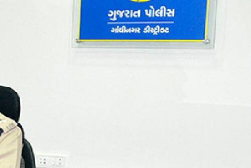 તારા બાપને કહી દેજે એક કરોડ રૂપિયા તૈયાર રાખે તો અમે કેસ પાછો ખેંચી લઈશું નહીં તો જુના ફોટો વાયરલ કર્યાં હતાં તેવા નવા બીજા ફોટો વાયરલ કરીશું. તારા પરિવારને જાનથી મારી નાખીશું તેવી ધમકી પણ આપી ગાંધીનગર તરફ ફરાર થઈ ગયા હતા. આ અંગે અડાલજ પોલીસે ગુનો નોંધી તપાસ શરૂ કરી છે.