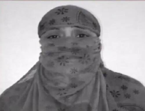 મહિલાએ લગાવેલા આરોપ મુજબ, તેને એક એનજીઓ બનાવવામાં મદદ કરવાની વાત કહીને દિલ્હી લાવવામાં આવી હતી. જ્યાં ફેબ્રુઆરી-2017માં દિલ્હીના દ્વારકા વિસ્તારમાં તેને ચામાં નશીલો પદાર્થ પિવડાવીને તેની સાથે દુષ્કર્મ આચરવામાં આવ્યું હતું. એટલું જ નહિ તેના અશ્લિલ ફોટા પણ પાડવામાં આવ્યા હતા અને આ ફોટાઓના આધારે તેને બ્લેકમેલ પણ કરવામાં આવતી હતી.