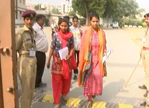 રૂપલ શર્મા ગાંધીનગરમાં હોસ્ટેલ સંચાલક છે અને શ્રીરામ હોસ્ટેલ ચલાવે છે.