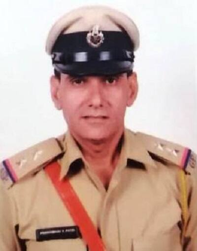  લુણાવાડાના છાપરી મુવાડ ગામનો રહેવાસી યશપાલસિંહ સોલંકી વડોદરા મ્યુનિસિપલ કોર્પોરેશનમાં કોન્ટ્રાક્ટ પર નોકરી કરે છે. તેણે જ આ પેપર લીક કર્યું હતું. પેપરના જવાબો તે દિલ્હીથી લઈને આવ્યો હતો અને આ પેપર તેણે પાંચ લાખમાં વેચ્યું હોવાનું જાણવા મળ્યું છે. માત્ર એટલું જ નહીં, મનહર પટેલને યશપાલ સિંહે આન્સર કી આપી હતી. પી.વી. પટેલ વાયરલેસ પીએસઆઈ તરીકે ફરજ બજાવે છે. તે આ પહેલા પોલીસ ભવનમાં નોકરી કરતો હતો અને પોલીસ ભરતી બોર્ડમાં પણ ફરજ નિભાવી ચૂક્યો છે. હાલ તે ડીએસપી ઓફિસમાં કામ કરે છે. જેની પેપર લીક કૌભાંડમાં આજે પોલીસે ધરપકડ કરી હતી. 