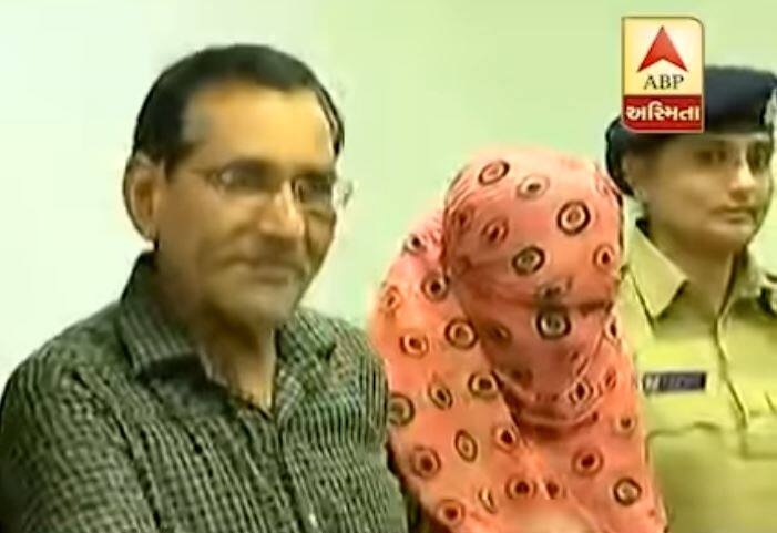 રૂપલનો પતિ બૂટલેગર હતો અને તેના ત્રાસથી જ તેણે પતિ પાસેથી છુટાછેડા લઈ લીધા હતા. રૂપલને એક પુત્ર અને એક પુત્રી છે. તેનો પુત્ર આઠમા ધોરણમાં ભણે છે જ્યારે છોકરી છઠા ધોરણમાં અભ્યાસ કરે છે. રૂપલના પિતા એસઆરપીમાં પીએસઆઈ હતા. તેમના પિતાનું અવસાન થઇ ગયું છે. જ્યારે માતા નડિયાદમાં રહે છે અને ભાઈ રેલવે પોલીસમાં નોકરી કરે છે.