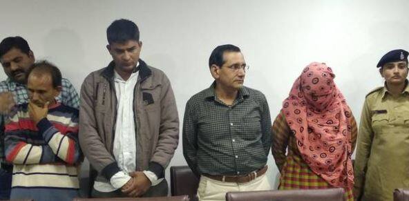 હાલ કસ્ટડીમાં રહેલી રૂપલના બંને બાળકોને ગાંધીનગર પોલીસ સંભાળી રહી છે. રૂપલ જે હોસ્ટેલમાં રેક્ટર હતી ત્યાં જ 10 વિદ્યાર્થીઓને જવાબો આપ્યા હોવાનું પોલીસ તપાસમાં બહાર આવ્યું છે.