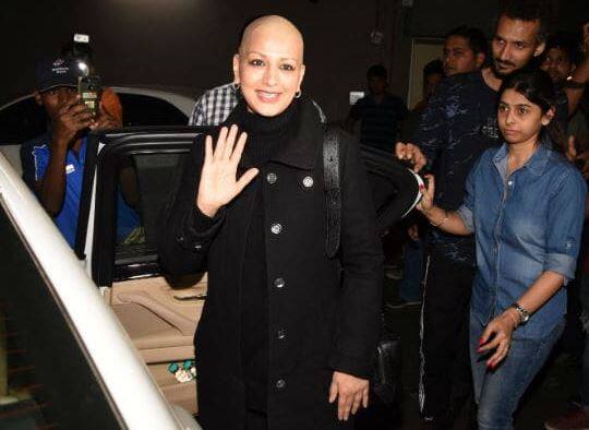 મુંબઈ: બોલીવૂડ એક્ટ્રેસ સોનાલી બેન્દ્રે ન્યૂયોર્કથી કેન્સરની સારવાર કરાવીને મુંબઈ પરત ફરી છે. સોમવારે મુંબઈના એરપોર્ટ પર અભિનેત્રી સોનાક્ષી તેના પતિ ગોલ્ડી બહેલ સાથે જોવા મળી હતી. સોનાલીનો લુક ખૂબજ બગલાઇ ગયો છે. દવાઓ અને ટ્રીટમેન્ટના કારણે આવું થયુ છે. સોનાલી કેન્સર ટ્રીટમેન્ટ દરમિયાન કેટલીક કીમોથેરોપીની પ્રક્રિયામાંથી પસાર થઈ છે. સોનાલી બેન્દ્રે મુંબઈ પરત ફરતા તેના ફેન્સ ખૂબ જ ભાવૂક થયા હતા.