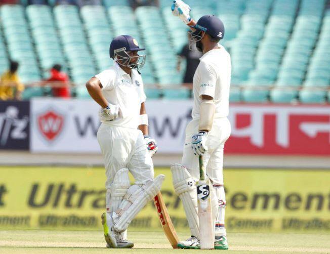 45 વર્ષીય માસ્ટર બ્લાસ્ટરે કહ્યું કે, તમે ક્યાં રમી રહ્યા છો તેના પર બધુ નિર્ભર હોય છે. મેં ઈંગ્લેન્ડ પ્રવાસ પહેલા કહ્યું હતું કે શરૂઆતની 40 ઓવર મહત્વની હોય છે. કારણકે તે બાદ બોલ નરમ પડવા લાગે છે. બોલ સ્વિંગ થાય છે પરંતુ તમારી પાસે ક્રિઝ પર ઉભા રહેવાનો સમય હોય છે. જ્યારે બોલ નવો હોય ત્યારે તમારી પાસે ક્રીઝ પર ઉભા રહેવાનો ઓછો સમય રહે છે.