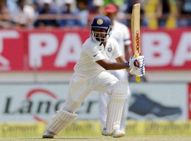 તેણે એમ પણ કહ્યું કે, ઓસ્ટ્રેલિયામાં શરૂઆતની 30-35 ઓવર ખૂબ મહત્વની હોય છે. બોલ નવો હોવાના કારણે સ્વિંગ થાય છે. બાદમાં થોડો નરમ પડે છે અને ફાસ્ટ બોલરોને પિચથી ઓછી મદદ મળે છે. ઉલેલખનીય છે પૃથ્વી શૉ પ્રેક્ટિસ મેચમાં ઇજાગ્રસ્ત થતાં ટીમ ઈન્ડિયા માટે ઓપનિંગની સમસ્યા ઉભી થઈ છે. કેએલ રાહુલ, મુરલી વિજય અને રોહિત શર્મા પૈકી ટીમ ઈન્ડિયા કોને ઓપનિંગમાં મોકલે છે તે જોવું રહ્યું.