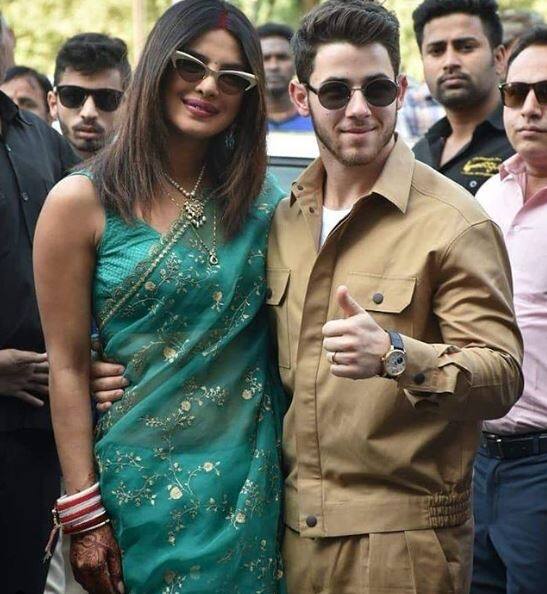 લગ્ન બાદ આ કપલ જોધપુર એરપોર્ટ પર જોવા મળ્યું હતું. પ્રિયંકાએ બે હાથ જોડી લોકોનું અભિવાદન કર્યું હતું.