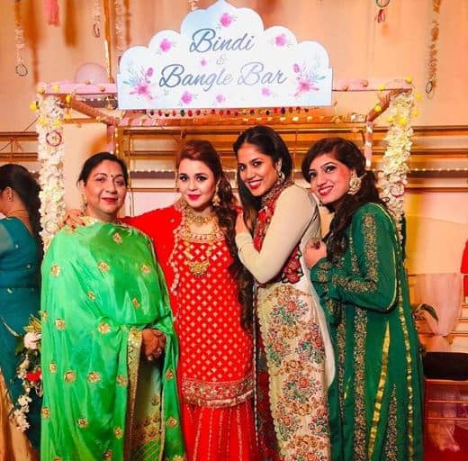 જાલંધર: કૉમેડિયન કપિલ શર્માના લગ્નની તૈયારીઓ શરૂ થઈ ગઈ છે. કપિલ 12 ડિસેમ્બરે ગર્લફ્રેન્ડ ગિન્ની સાથે જાલંધરમાં લગ્ન કરશે. કપિલના ઘરે અખંડ પાઠનું આયોજન કરાયું હતું. જ્યારે હવે ગિન્નીના ઘરે બેંગલ સેરેમનીનું આયોજન કરવામાં આવ્યું હતું.