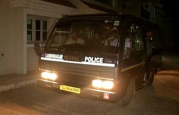 ઝડપાયેલા મહિલા સહિત ચાર આરોપીઓને પોલીસે સોમવારે સાંજે જજના બંગલે રજૂ કરી 14 દિવસના રિમાંડની માંગણી કરી હતી જોકે ચારેય આરોપીને 10 દિવસના રિમાન્ડ મંજૂર કર્યા હતાં. 