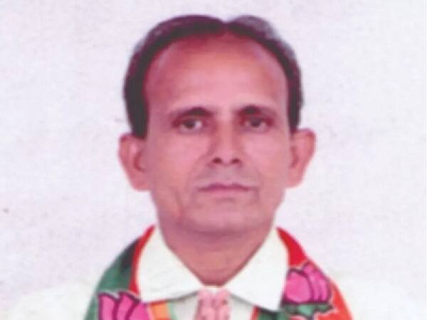 અરજણ વાવ ગામનો રહેવાસી મનહર રણછોડભાઈ પટેલ ભાજપમાંથી બાયડ નગરપાલિકા ચૂંટણી લડી ચૂક્યો છે. લોકરક્ષણ પેપર લીકમાં નામ ખુલતાં જ મનહર પટેલને ભાજપમાંથી સસ્પેન્ડ કરી દેવામાં આવ્યો છે.