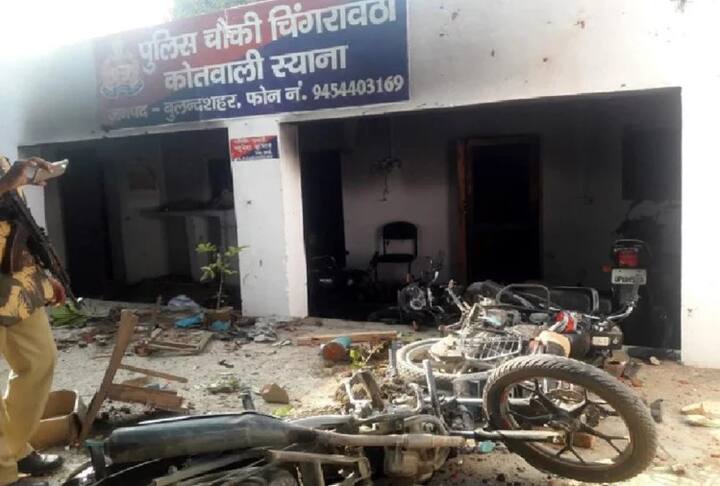 સ્યાના પોલીસ સ્ટેશનના પોલીસ ઇન્સ્પેક્ટર સુબોધ કુમાર સિંહે તાત્કાલિક ઘટના સ્થળે પહોંચીને જામ ખોલાવવાની કોશિશ કરી તો ગ્રામીણોના 300 થી 500 માણસોના ટોળાએ પથ્થરમારો શરૂ કરી દીધો. ડઝનેક વાહનોને આગચંપી કરી દીધી. હાલત બેકાબુ થતાં પોલીસે હવામાં ફાયરિંગ કર્યુ તો ટોળાએ ઇન્સ્પેક્ટર સુબોધ કુમાર સિંહ પર હુમલો કરી દીધો.