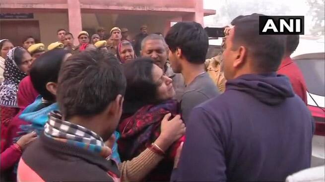 ઘટનામાં ગોળી વાગવાથી ઇન્સ્પેક્ટર સુબોધ કુમાર સિંહ સહિત એક યુવાનનું મોત થઇ ગયુ હતુ. ઘટનામાં બે એફઆઇઆર નોંધવામાં આવી છે. પહેલી ગોકશીની અને બીજી હિંસાની.