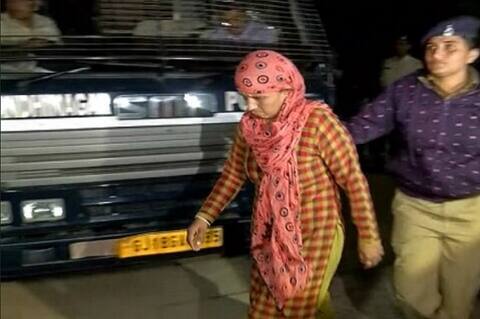 રૂપલ શર્મા જેલમાં જતાં બે બાળકો નોંધારાં, બંને બાળકોની સંભાળ લેવા સરકારે કરી શું વ્યવસ્થા? જાણો વિગત રૂપલ શર્મા જેલમાં જતાં બે બાળકો નોંધારાં, બંને બાળકોની સંભાળ લેવા સરકારે કરી શું વ્યવસ્થા? જાણો વિગત