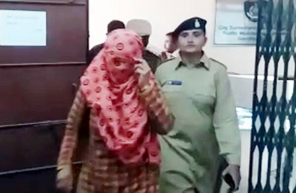 રૂપલના પિતા એસઆરપીમાં પીએસઆઈ હતા. અગાઉ જ તેના પિતાનું અવસાન થયું હતું. જ્યારે માતા નડિયાદમાં રહે છે અને ભાઈ રેલવે પોલીસમાં નોકરી કરે છે તેવું જાણવા મળ્યું છે.