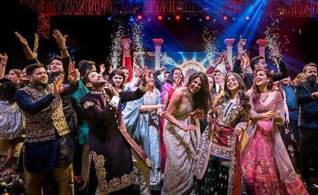 એક વેબસાઇટના અનુસાર, નિક જોનાસ એક સિંગર છે અને તે પોતાનું બેન્ડ ચલાવી રહ્યો છે. નિકની નેટવર્થ લગભગ ૨૫ મિલિયન ડૉલર એટલે કે રૂા. ૧૭૧ કરોડ છે. આ રિપોર્ટની માનીએ તો પ્રિયંકા પોતાના પતિ કરતાં વધુ ધનિક છે, પરંતુ લગ્ન બાદ બન્નેની સંયુક્ત સંપત્તિ રૂા. ૩૪૦ કરોડથી પણ અધિક થઇ જશે.