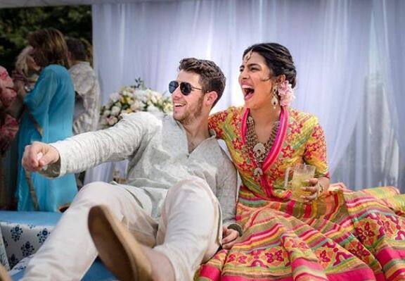 નવી દિલ્હી: પ્રિયંકા ચોપરા અને નિક જોનાસ જોધપુરમાં લગ્ન બાદ આજે દિલ્હીમાં ગ્રાન્ડ રિસેપ્શન આપવાના છે. પ્રિયંકા નિક આજે દિલ્હીની તાજ હોટલમાં રિસેપ્શન આપવાના છે. પ્રિયંકા નિકનું આ રિસેપ્શનમાં પરિવાર અને ખાસ મિત્રો સાથે જાણીતી હસ્તીઓ પણ જોવા મળશે. પ્રિયંકા ચોપરાના આ ગ્રાન્ડ રિસેપ્શનમાં પ્રધાનમંત્રી નરેંદ્ર મોદીખાસ મહેમાન તરીકે હાજરી આપી શકે છે.