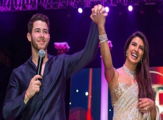  ઉલ્લેખનીય છે કે લગ્ન પહેલા નિક જોનાસ ન્યૂર્યોકથી સીધા દિલ્હી પહોંચ્યો હતો. આ દરમિયાન પ્રિયંકા પોતાની ફિલ્મનું શૂટિંગ દિલ્હીમાં જ કરી રહી હતી. નિક જોનાસ દિલ્હીમાં રોકાયો પણ હતો. આ દરમિયાન આ કપલે પ્રધાનમંત્રી મોદીને રિસેપ્શનમાં સામેલ થવાનું આમંત્રણ આપ્યું હતું. 