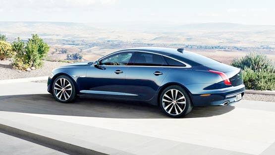 સાથે XJ50માં ક્રૉમ રેડિએટર ગ્રીલ અને સાઇડ અને રિયર વેન્ટ્સમાં સ્પેશ્યલ બેજિંગ આપવામાં આવી છે. આ ઉપરાંત આ સ્પેશ્યલ એડિશન મૉડલમાં ચારેય બાજુ ‘XJ50' બેજિંગ આપવામાં આવી છે. આ બેજિંગ સીટ હેડરેસ્ટ અને સેન્ટ્રલ આર્મરેટ્સમાં જોવા મળશે. 