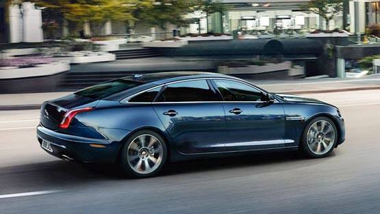 Jaguar Xj50 સ્પેશ્યલ એડિશનને ચાર નવા કલર-ફૂઝી વાઇટ, સેન્ટોરિની બ્લેક, લૉઇર બ્લૂ અને રોસેલો રેડમાં લૉન્ચ કરવામાં આવી છે. 