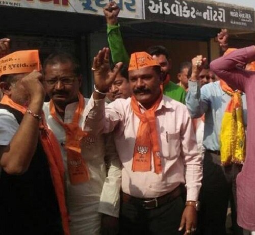જયેન્દ્ર ભાજપના ખૂબ જ સક્રિય કાર્યકર હતો. તેમજ મનહર પટેલને જ્યારે જરૂર હોય ત્યારે તેને તેની સાથે ડ્રાઈવર તરીકે લઈ જતો હતો. આ સિવાય તેમની કોઈ ભૂમિકા નથી આવું ગામના લોકોએ જણાવ્યું હતું. પોલીસ તેને તેના ઘરેથી જ ઉઠાવી ગઈ હતી. જ્યારે પોલીસ સ્ટેશન જઈને તેને છોડી મૂકવાની વિનંતી કરી હતી.