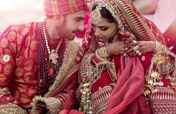 મુંબઈઃ દીપિકા પાદુકોણ અને રણવીર સિંહની જોડી લગ્ન બાદ પણ ચર્ચામાં છે. દીપિકાએ લગ્ન બાદ પ્રથમ ઇન્ટરવ્યૂમાં રણવીર સિંહ અંગે વાત કરી હતી. જ્યારે સોમવારે રણવીર સિંહની આગામી ફિલ્મ સિમ્બાનું ટ્રેલર રિલીઝ થયું હતું. આ ટ્રેલર દરમિયાન રણવીર સિંહે મીડિયા સાથે વાત કરતી વખતે અનેક ચોંકાવનારા ખુલાસા પણ કર્યા હતા.