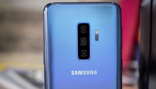 આ ફોનમાં 10થી લઈ 15 જીબીની રેમ અને 1TB ઈન્ટરનલ સ્ટોરેજ આપવામાં આવી શકે છે. આ ઉપરાંત 5જી ફોનમાં 6.7 ઈંચની મોટી સ્ક્રીન આપવામાં આવી શકે છે. ફોનને બધાથી અગલ પાડવા માટે તેમાં 6 કેમેરાનું સેટઅપ આપવામાં આવી શકે છે. ડિસ્પ્લે ફિંગરપ્રિંટ સેંસર તથા અન્ય લેટેસ્ટ ફીચર્સ પણ ફોનમાં હશે.