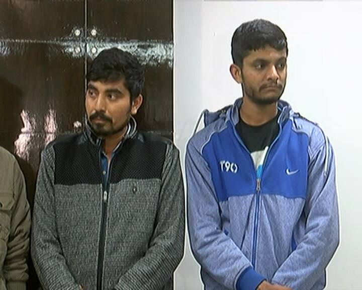 મયુર ચાવડાએ કહ્યું હતું કે જે વિદ્યાર્થીઓ ગાડીમાં બેસીને દિલ્હી ગયા હતા તે બધાએ દિલ્હીની ગેંગને પાંચ લાખ રૂપિયાનો કોરો ચેક આપ્યો હતો. આ કોરા ચેક ઉપર એવી શરત હતી કે તમે પેપર જોઈ લો તે સવાલો સાચા પડે તો પછી ગેંગના નામે આ ચેક લખી લેવાની યોજના હતી. 