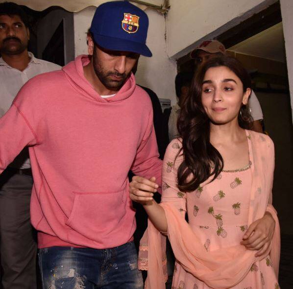 અહેવાલ મુજબ, વ્યસ્ત શેડ્યૂલમાંથી સમય કાઢીને આલિયા અને રણબીર ક્રિસમસ પહેલા ન્યૂયોર્ક જશે. જ્યાં તેઓ સારવાર કરાવી રહેલા રણબીરના પિતા ઋષિ કપૂર અને માતા નીતૂ સાથે ક્રિસમસ અને ન્યૂયર સેલિબ્રેટ કરશે.