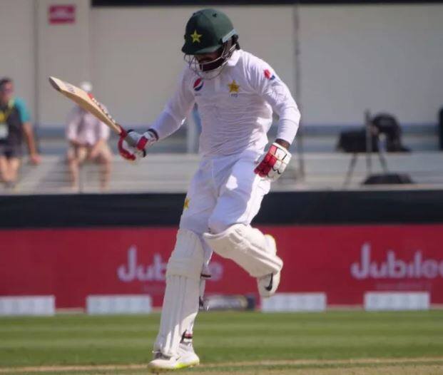 હફીઝને થોડા મહિના પહેલા પાકિસ્તાન ક્રિકેટ બોર્ડે સેન્ટ્રલ કોન્ટ્રાક્ટમાં ડી ગ્રેડ કરી દીધો હતો. જે બાદ તેની રમત પર અસર જોવા મળી છે. તે સમયે હફીઝે સંન્યાસ લેવા અંગે વિચાર્યું હતું પરંતુ તેની પત્ની અને પૂર્વ ફાસ્ટ બોલર શોએબ અખ્તરના કહેવાથી નિર્ણય ટાળી દીધો હતો.