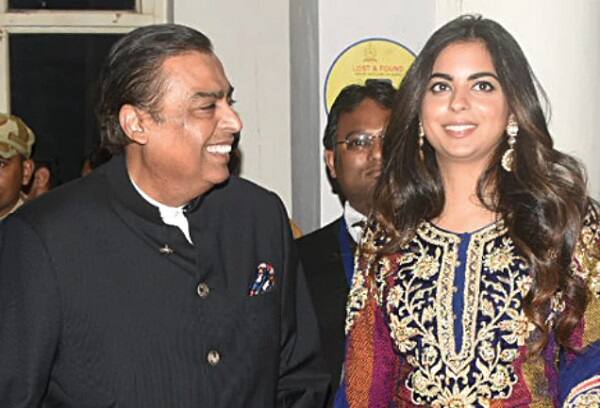 અંબાણી પરિવારે ઉદેયુપરની તમામ મોટી હોટલોમાં બુકિંગ શરૂ કરી દીધું છે. કોઈ પણ પ્રકારની કમી ન રહે તે માટે રામપુરાથી આગળ એક ગાર્ડનમાં મોટો ડોમ પણ બનાવવામાં આવી રહ્યો છે. અંબાણી પરિવારે લગ્નને ભવ્ય બનાવવા માટે મુંબઈ, દિલ્હી અને જયપુરમાંથી ઈવેન્ટ કંપનીઓને હાયર કરી છે.