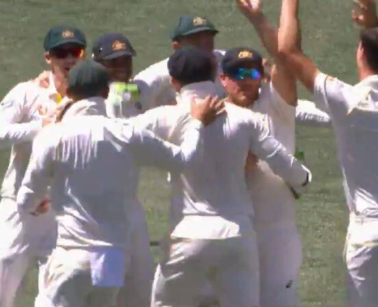 કોહલી આઉટ થયા બાદ સેલિબ્રેશન કરતાં ઓસ્ટ્રેલિયાના ખેલાડીઓ.