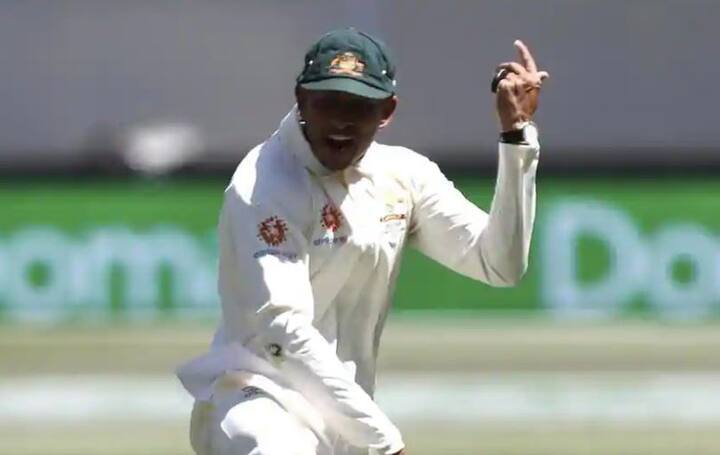 કોહલી 16 બોલમાં 3 રન બનાવી આઉટ થતાં ભારતને મોટો ફટકો લાગ્યો હતો. સીરિઝનો નિર્ણય પ્રથમ ટેસ્ટ પર ખૂબ નિર્ભર કરે છે. કારણકે આ મુકાબલામાં જીતનારી ટીમને આગળની મેચમાં માનસિક ફાયદો મળે છે. જો ટીમ ઈન્ડિયા મોટો સ્કોર નહીં કરે તો કેપ્ટન વિરાટ કોહલીનો આ કેચ ઈન્ડિયા માટે ખતરાની ઘટંડી પણ સાબિત થઈ શકે છે.