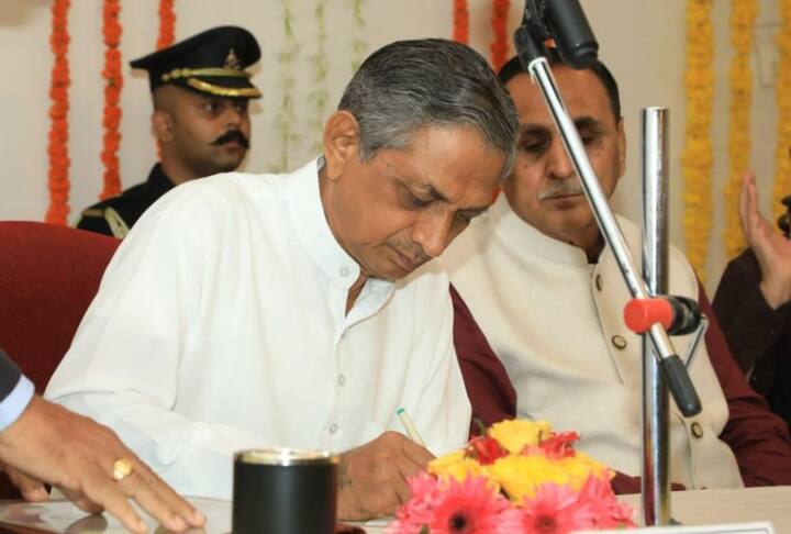 જેમાં કુંવરજી કહે છે કે,’વોર્ડની ચૂંટણી હાર્યા એટલે વિધાનસભા લડવા આવ્યા છો ?’ સામેથી કિશોરભાઈ કહે છે કે, ‘ગઈ વખતે પણ આવ્યો હતો સાહેબ’ . કિશોરને અટકાવતા કુંવરજી ફરીથી પૂછે છે કે આ તો ઈ જ કિશોર છે ને ઈ ખાતરી કરવા પૂછ્યું એટલેથી ન અટકતાં કુંવરજી સત્તાના રૂઆબથી ‘ગામના પટેલિયાના મત લેજો, બાકીના મારા માટે રેવા દેજો’ કહેતા સંભળાય છે.