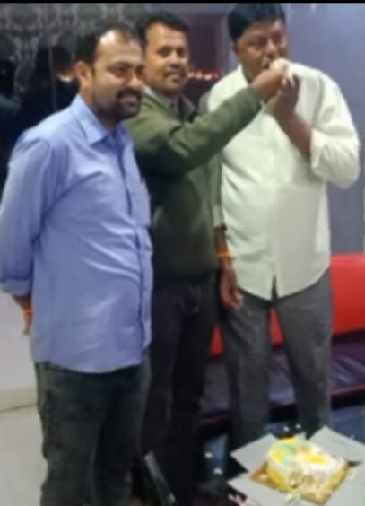જયાં એક તરફ રાજયમાં દારુબંધીનો કડક અમલ થઇ રહ્યો છે ત્યાં ખુદ ભાજપના આગેવાનો જ તેના લીરા ઉડાવી રહ્યાં છે. આ બાબતે ભરુચ તાલુકા ભાજપ પ્રમુખનો સંપર્ક થઇ શકયો ન હોવાથી તેમની પ્રતિક્રિયા જાણી શકાઇ નથી.