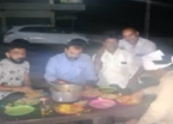ભરૂચમાં બુધવારે વાઇરલ થયેલા વીડિયોએ રાજકારણમાં ભૂકંપ લાવી દીધો છે. આ વીડિયોમાં ભાજપના ભરૂચ તાલુકા પ્રમુખ અલ્પેશસિંહ રાજ, મહામંત્રી દિવ્યજીતસિંહ ચુડાસમા, આગેવાન રોહિત નિઝામા સહિતના આગેવાનો નજરે પડી રહ્યાં છે. નેશનલ હાઇવે નજીક આવેલાં એક શોપિંગની બહાર આગેવાનોએ ટેબલ પર શરાબ અને કબાબની મહેફીલ જમાવી છે. સત્તાની સાથે દારૂના નશામાં ચૂર બનેલા ભાજપી આગેવાનો તેમની મર્યાદા ગુમાવી દીધી છે. નશામાં ધુત બનેલા આ લોકોએ ભાજપની આબરૂના લીરેલીરા ઉડાવી નાંખ્યાં હતાં.