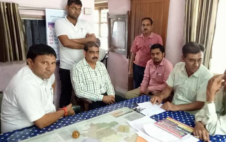 જેમાં ખર્ચ પેટે નિયમ મુજબ કઈ કોલેજ પાસેથી કેટલા પૈસા લીધા, બેંકમાં રાખ્યા હોય તો પાસબુક, ચુકવણીની રસીદો અંગે કોલેજો પાસેથી માહિતી મંગાવતા કિરીટ પટેલે રોકડા પૈસા લઈ સાદા કાગળમાં રસીદો આપી તમામ વહીવટ જાતે કર્યો હોવાનું સામે આવતાં યુનિવર્સિટીએ ખુલાસો માગ્યો હતો. 