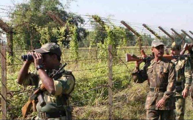  જમ્મુ-કાશ્મીરની નિયંત્રણ રેખા પાસે રાજોરી જિલ્લાના સુંદરબની સેક્ટરમાં આજે સાંજે 5 વાગ્યે પાકિસ્તાન તરફથી ફાયરિંગ શરૂ કરવામાં આવી હતી. આ અથડામણમાં બે બીએસએફના બે જવાન ઘાયલ થઇ ગયા હતા. જેમાં કેપ્ટન પ્રસેનજીતનું સારવાર દરમિયાન નિધન થયું હતું.