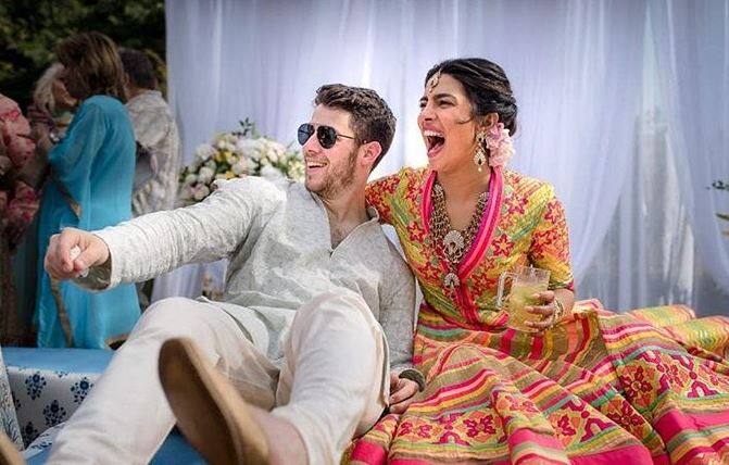 અભિનેત્રીએ ઈન્સ્ટાગ્રામ એકાઉન્ટ પર નામ બદલીને પ્રિયંકા ચોપરા જાનાસ કરી દિધુ છે. સોશિયલ મીડિયા પર એક તસવીર વાયરલ થઈ રહી છે. આ તસવીરમાં કોઈએ એક જેકેટ પહેરી છે. આ જેકેટની પાછળ Mrs Jonas નામ લખ્યું છે. ચર્ચા ચાલી રહી છે કે પ્રિયંકાએ Mrs Jonas નામની જેકેટ પહેરી છે. આ સાથે જ પ્રિયંકાના મંગલસૂત્ર અને મહેંદીની ક્લોજ તસવીરો પણ ઝડપથી વાયરલ થઈ રહી છે. 