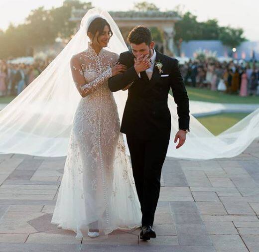 ઉલ્લેખનીય છે કે પ્રિયંકા-નિક જોનાસે જોધપુરના ઉમ્મેદ ભવનમાં ક્રિશ્ચિયન અને હિંદુ રીતિ-રિવાજ મુજબ લગ્ન કર્યા છે. આ ગ્રાન્ડ વેડિંગની તસવીરો અને વીડિયો સોશિયલ મીડિયા પર છવાયેલા છે. 