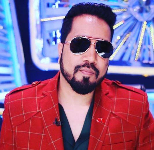  2016માં મુંબઈની 32 વર્ષની એક મોડલે મીકા સિંહ પર યૌનશોષણનો કેસ નોંધાવ્યો હતો અને ત્યારે રાખી સાવંત તેના સપોર્ટમાં આવી હતી અને કહ્યું હતું કે મીકા હવે બદલાઈ ગયો છે. 2015માં દિલ્હીમાં એક પ્રોગ્રામમાં મીકા સિંહે સ્ટેજ પર ચડેલા પોતાના એક ડૉક્ટર ફેનને માર માર્યો હતો જે કેસમાં તેની ધરપકડ થઈ હતી. 