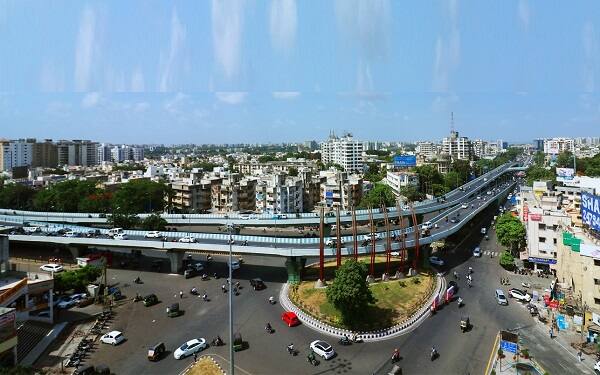 વર્ષ 2017માં અર્નેસ્ટ એન્ડ યંગના એક રિપોર્ટ મુજબ સુરતને સૌથી ઝડપથી વિકસિત થતાં મેટ્રો સિટીઝની યાદીમાં સ્થાન આપવામાં આવ્યું હતું. આ વાતના એક વર્ષ પછી તાજેતરમાં જ ઓક્સફોર્ડ ઈકોનોમિક્સ ગ્લોબલ સિટીઝનું રિસર્ચ જાહેર કરવામાં આવ્યું હતું. જેમાં સૌથી વધુ આર્થિક ગ્રોથ રેટ ધરાવતાં ટોપ ટેન શહેરોની યાદીમાં સુરતને પહેલા નંબરનું સ્થાન આપવામાં આવ્યું છે. 