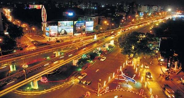 વર્ષ 2035 સુધી સુરતમાંથી ડાયરેક્ટ અને ઈન ડાયરેક્ટ ટેક્સ કલેક્શન પાંચ લાખ કરોડથી વધુ થાય તેવી શક્યતા છે. હાલ વર્ષ 2018માં આઈટી, જીએસટી અને કસ્ટમનું ટેક્સ કલેક્શન 23 હજાર કરોડ છે. ત્રણેય ડિપાર્ટમેન્ટ અને સી.એ. જગતના સૂત્રો પ્રમાણે, જો આજની તારીખથી વર્ષ 2035 સુધી 20 ટકાના દરે ટેક્સ કલેક્શન ચક્રવૃદ્ધિ વ્યાજની જેમ વધતું રહે તો સુરતથી ડાયરેક્ટ અને ઈન ડાયરેક્ટ ટેક્સ કલેક્શનનો ફિગર ચાર લાખ કરોડથી વધુ જશે.