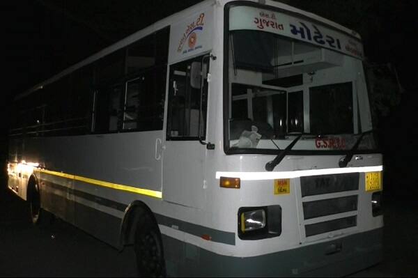 મહેસાણા: મહેસાણા જીલ્લાના નંદાસણ પાસે એસટી બસને હાઈજેક કરી લૂંટારૂઓએ 1 કરોડથી વધુના મુદ્દા માલની લૂંટ ચલાવી છે. સમગ્ર વિસ્તારમાં આ વાતની જાણ થતાં ચર્ચાનો વિષય બન્યો હતો. આ બસ પાલનપુરથી અમદાવાદ જતી હતી.